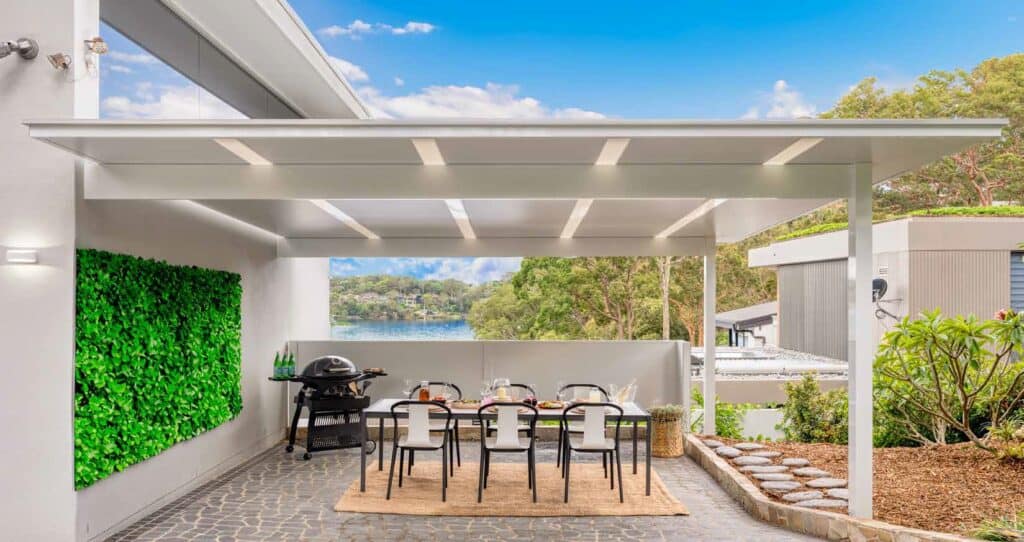 Create a modern and luminous space, perfect for year-round entertaining